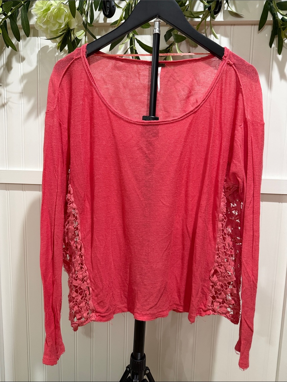 #1039 FREE PEOPLE Lightweight Coral w Side Crochet Lace-Trim Raw Hem Top
